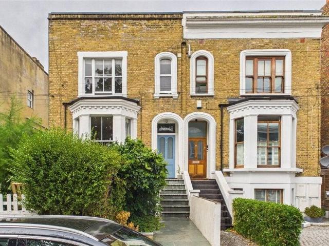 Apartment for sale in Cat Hill, England