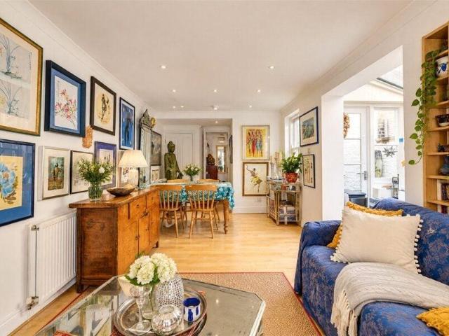 Apartment for sale in Cat Hill, England