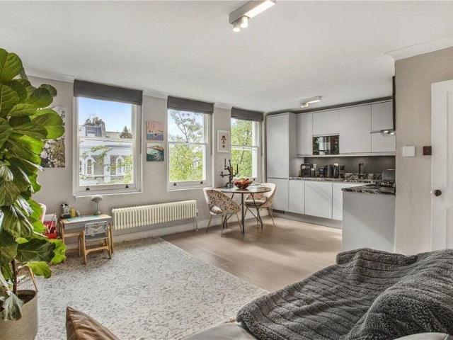 Apartment for sale in Cat Hill, England