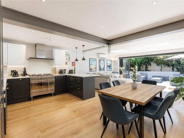 Apartment for sale in Cat Hill, England