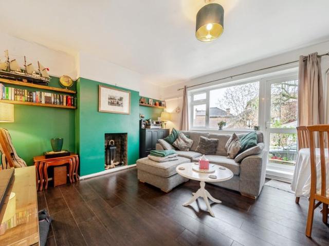 Apartment for sale in Cat Hill, England