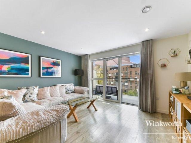 Apartment for sale in Cat Hill, England