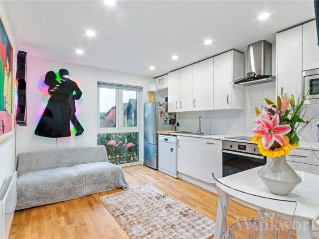 Apartment for sale in Cat Hill, England