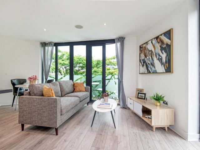 Apartment for sale in Cat Hill, England