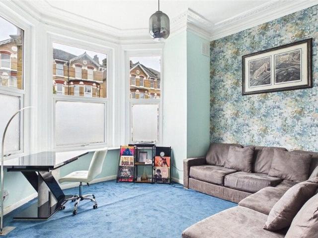 Apartment for sale in Cat Hill, England