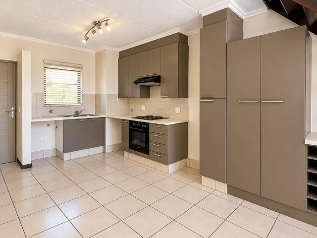 Apartment for rent in Johannesburg Ward 103, Randburg