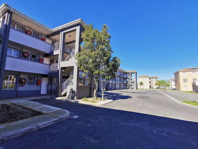 Apartment for rent in Surrey, City of Cape Town
