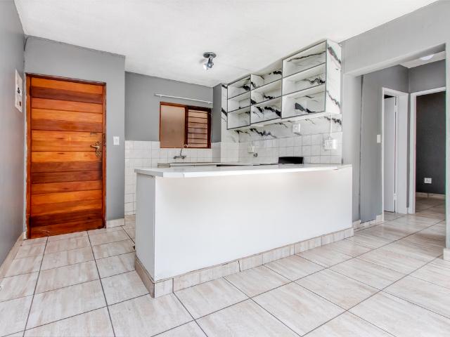 Apartment for rent in Johannesburg Ward 126, Roodepoort