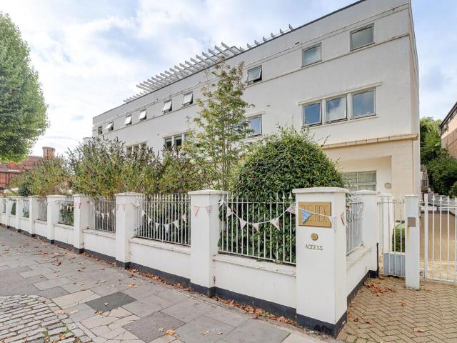 Flat for rent in Ashlyns Estate, Pouchen End