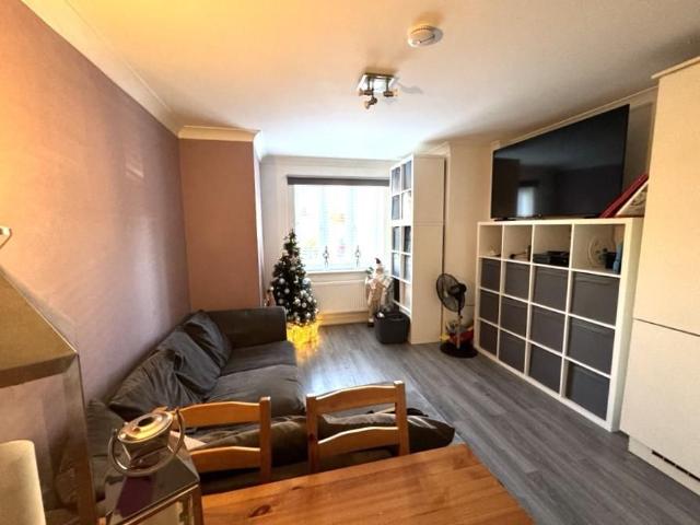 Apartment for rent in Row Town, Surrey