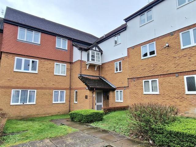 Flat for rent in Broadfields, Greater London