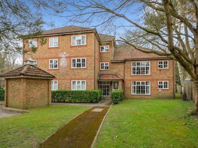 Flat for rent in Row Town, Surrey