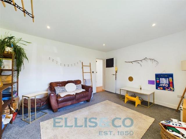 Apartment for rent in Southborough, Sandown Park