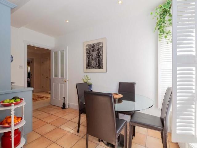 Apartment for rent in Row Town, Surrey