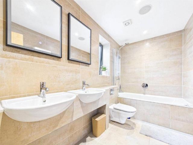 Apartment for rent in Blackhills, Surrey