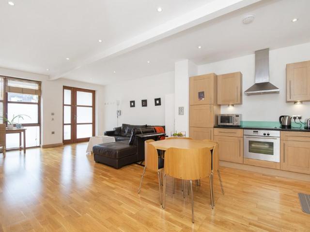 Flat for rent in Brondesbury, Greater London