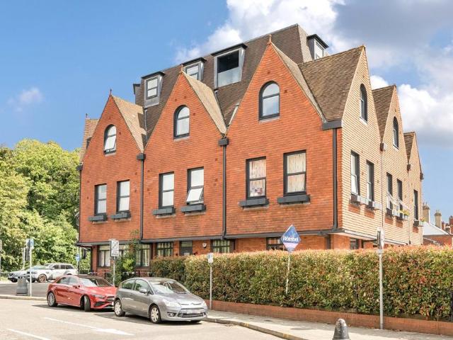 Flat for rent in Heol-las, Surrey
