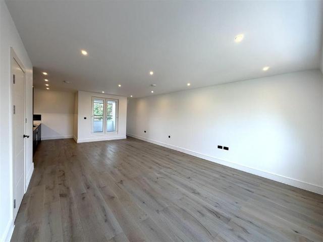 Apartment for rent in Blackhills, Surrey