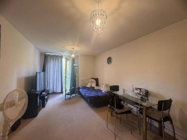 Apartment for rent in Dixons Green, West Midlands