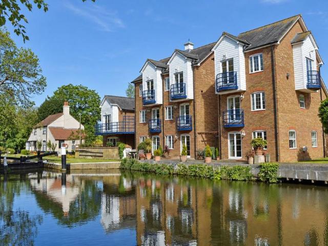 Flat for rent in Weybridge, Elmbridge