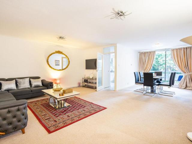 Flat for rent in Edgware, Canons Park