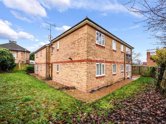 Flat for rent in Epsom, Surrey