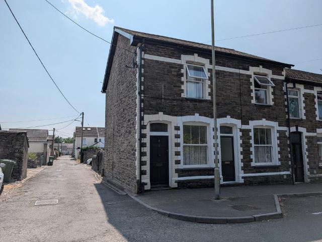 Flat for rent in Pontyclun, Wales