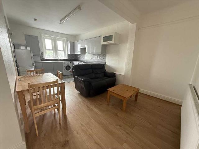 Apartment for rent in Burnt Oak, Greater London
