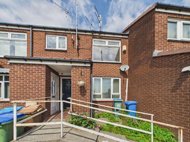 Flat for rent in Burnedge, Greater Manchester