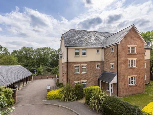 Flat for rent in Row Town, Surrey