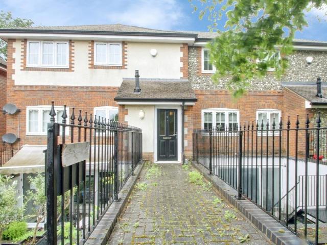Flat for rent in Cranbourne, Winkfield