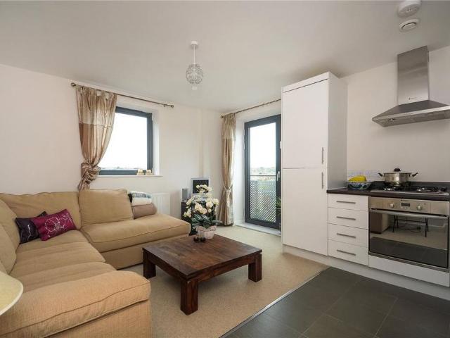 Apartment for rent in London Borough of Merton, Merton Park