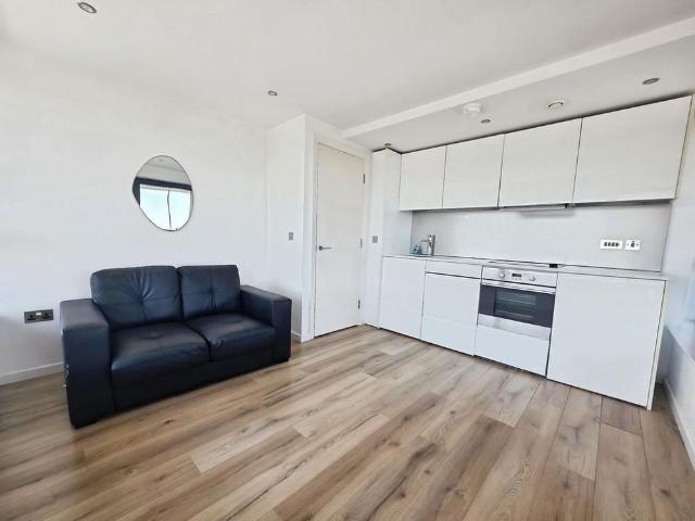 Apartment for rent in Row Town, Surrey