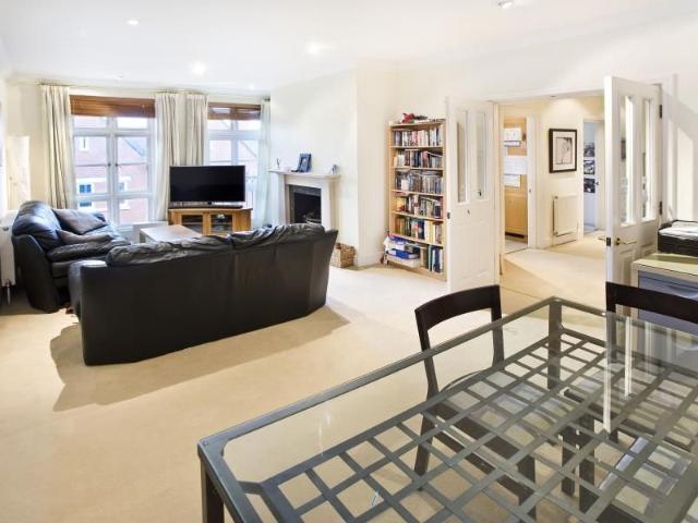 Apartment for rent in Row Town, Surrey