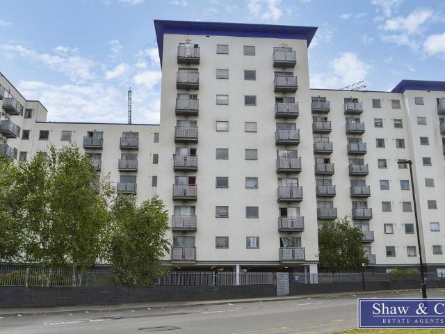 Flat for rent in London Borough of Hounslow, Greater London