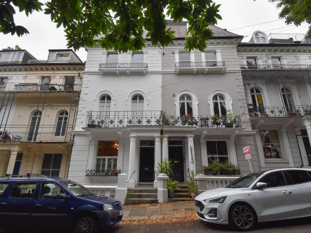 Flat for rent in Bohemia, Guestling Green