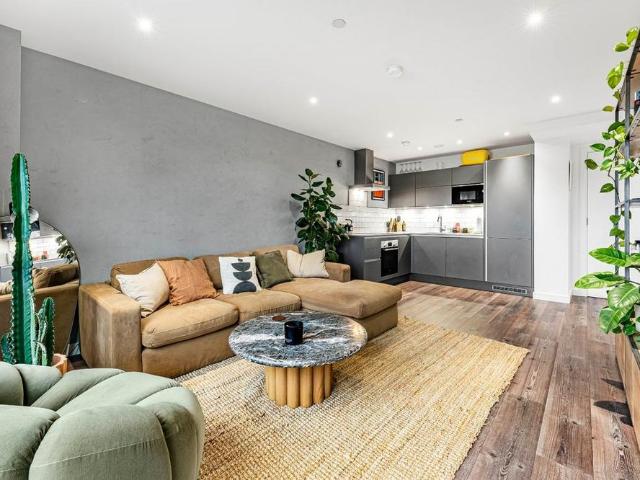 Apartment for rent in East Wick, Greater London