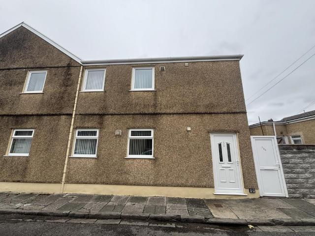Flat for rent in Cwmbwrla, Nangreaves