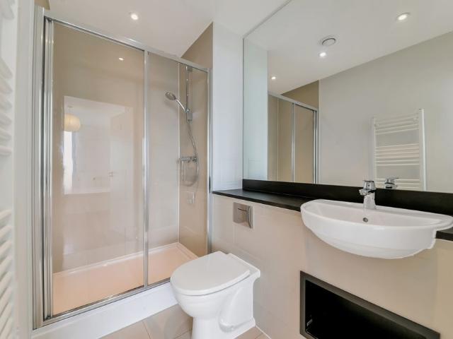 Apartment for rent in Waterside Park, Silvertown