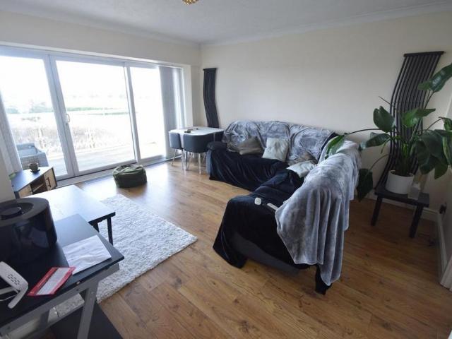 Apartment for rent in Roselands, Eastbourne