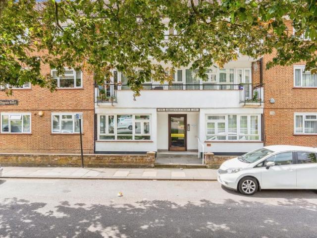 Flat for rent in Little Stanmore, Greater London