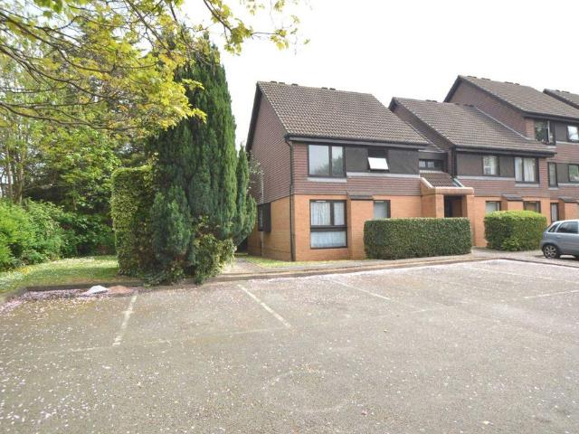 Flat for rent in Row Town, Surrey