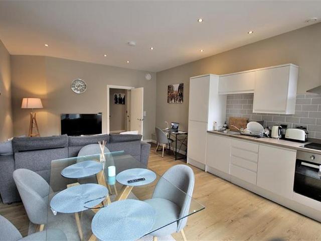 Flat for rent in Calderstones
