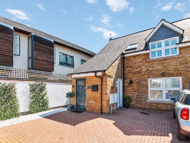 Flat for rent in Blackhills, Surrey