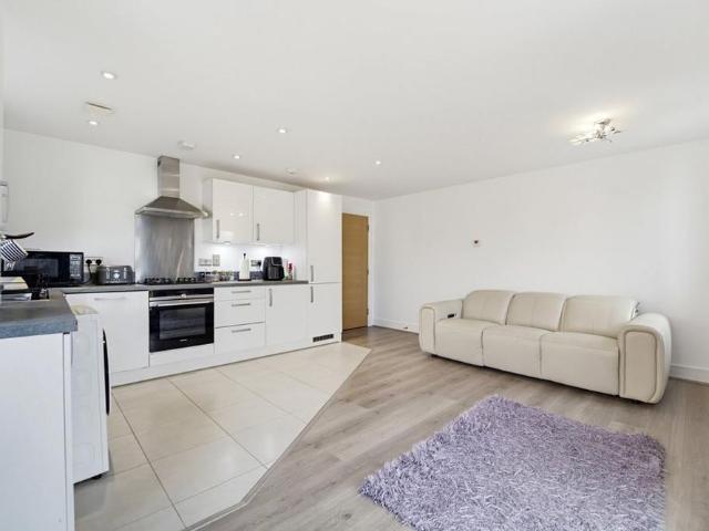 Apartment for rent in Stanwell, Spelthorne