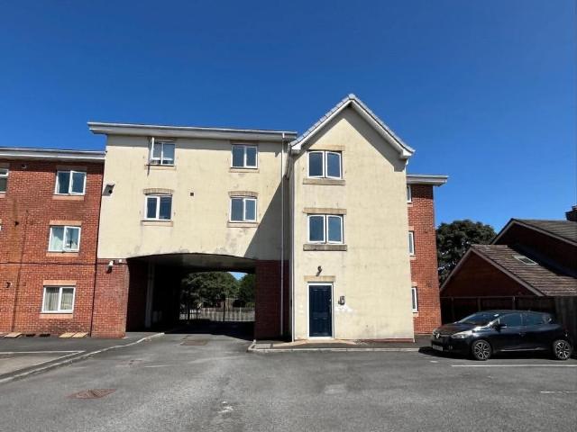 Flat for rent in Burnedge, Greater Manchester