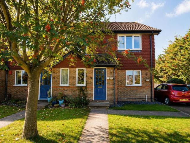 Flat for rent in Pachesham Park, Surrey