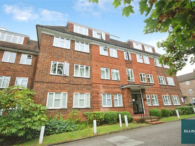 Flat for rent in Fallow Corner, Greater London
