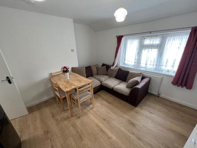Flat for rent in London Borough of Ealing, Greater London