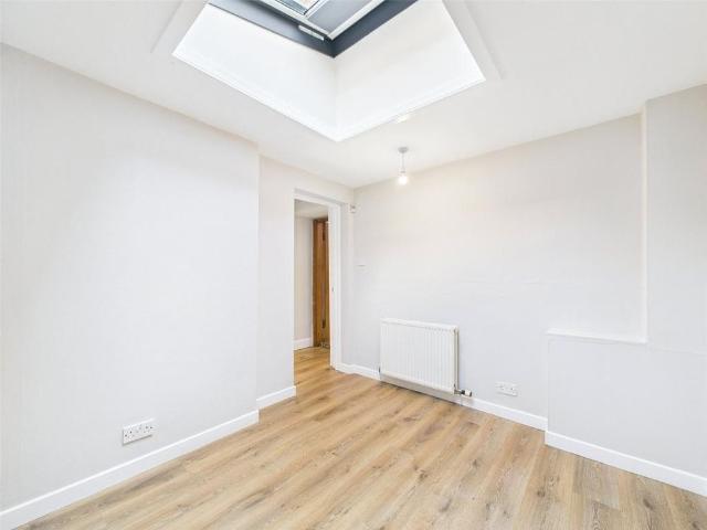Apartment for rent in Trinity, Scotland